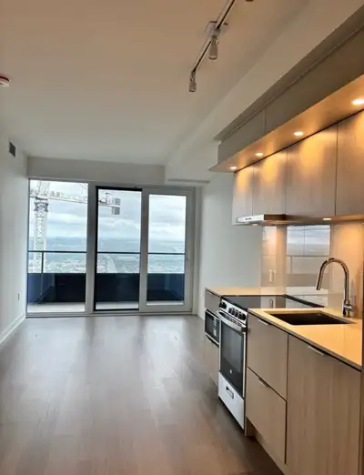 This brand new, never lived in bright 2-bedroom apartment located in the heart of Square One in M Ci...