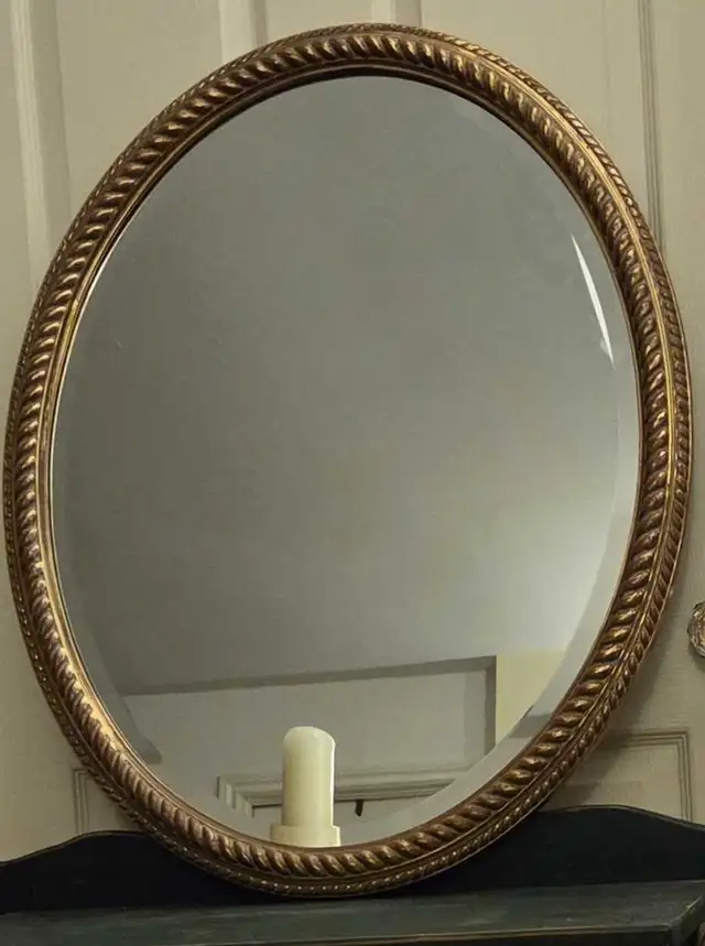 VTG CARVED WOODEN VICTORIAN GILT FRAME OVAL MIRROR- CANADA in Home Décor & Accents in City of Toronto - Image 2