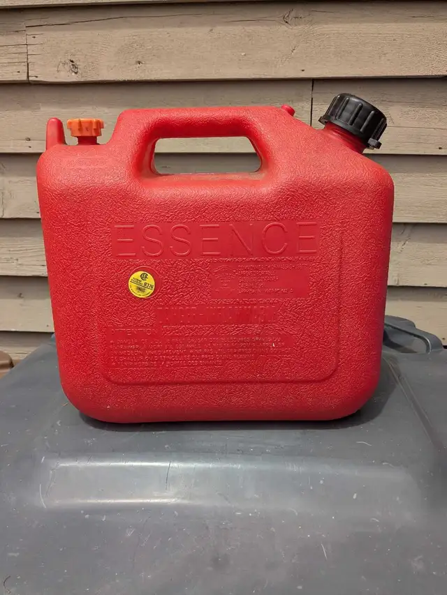 réservoir essence 2 gallons in Other in West Island - Image 2