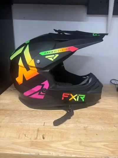 Casque de motocross FXR pour enfants il a été découpé à l’intérieur car il me faisait mal à la tête...