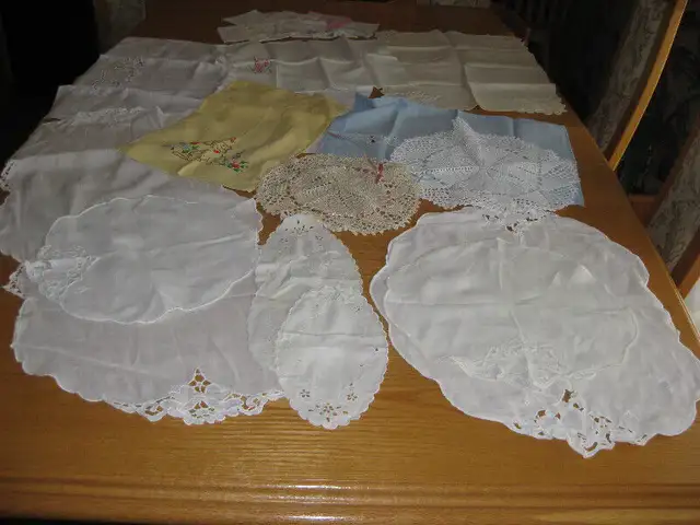 VINTAGE BELLE NAPPE POINTS RICHELIEU - SERVIETTES - BRODERIE in Arts & Collectibles in Laval / North Shore - Image 9