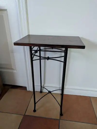 3 tables, utile à côté d'un fauteuil dans salon ou tables de chevets dans une chambre.