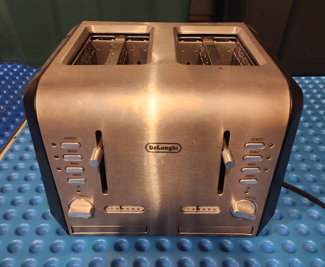 Toaster - only the left two slots work.  in Toasters & Toaster Ovens in Markham / York Region
