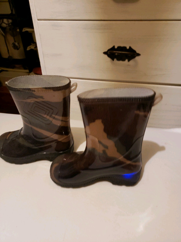 New Rain lighted boots size 8 in Clothing - 3T in Oakville / Halton Region - Image 4