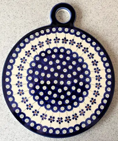 Boleslawiec Polish pottery : - cutting board, 9 inch diameter with round handle, - big butter dish,...