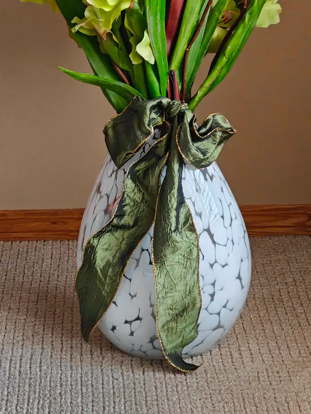 Tall Silk Gladiolus Floral Arrangement in Home Décor & Accents in Lethbridge - Image 3