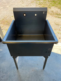 Single compartment stainless steel sink