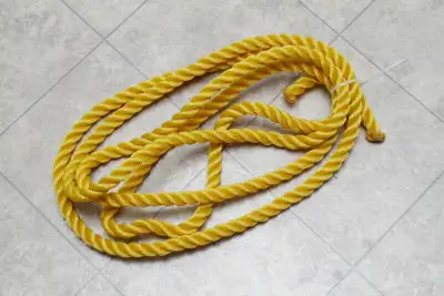 Bout de grosse corde de nylon jaune (environ 12’), View more