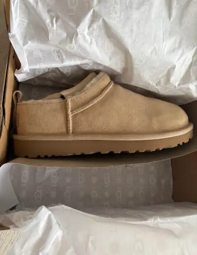Brand new condition. Only tried on indoors, never worn outside. Comes with original box and packagin...