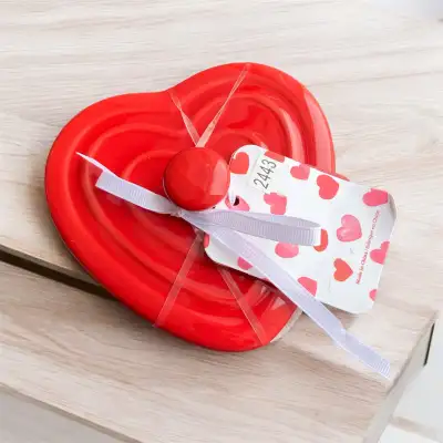 NWT The Bake Shop mini casserole dish - stoneware red heart shaped baking dish. Removeable lid with...