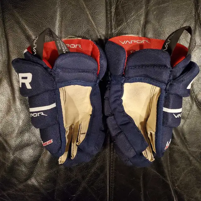 New Youth 9" BAUER VAPOR Hockey Gloves in Hockey in Barrie - Image 3