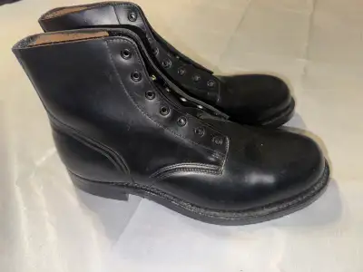 Step back in time with these vintage Biltrite black military army combat boots, featuring a sturdy s...