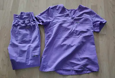 This stylish FIGS scrub set includes a top and pants, both in excellent, gently worn condition. The...