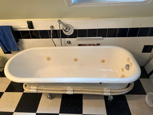 5-1/2 foot whirlpool tub for sale $200 in Plumbing, Sinks, Toilets & Showers in City of Halifax