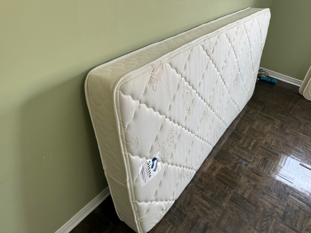 King mattress Tres grand lit matelas avec support double matelas dans Lits et matelas  à Longueuil/Rive Sud - Image 2