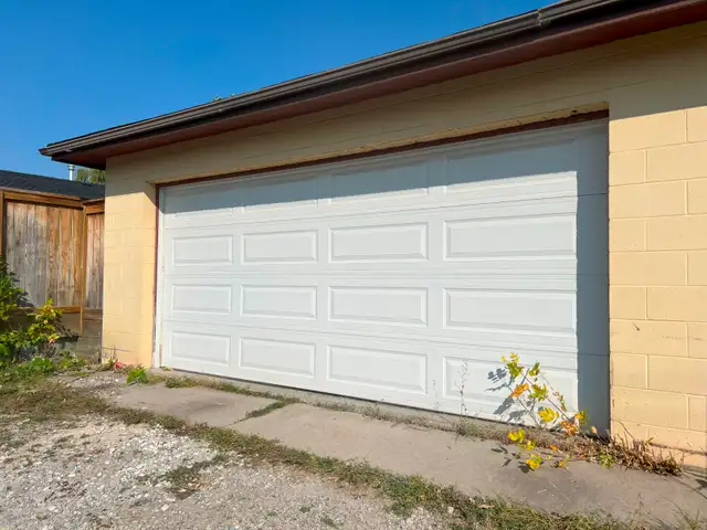 Extra Large Double Garage in Huntington Hills for Rent on Nov.1