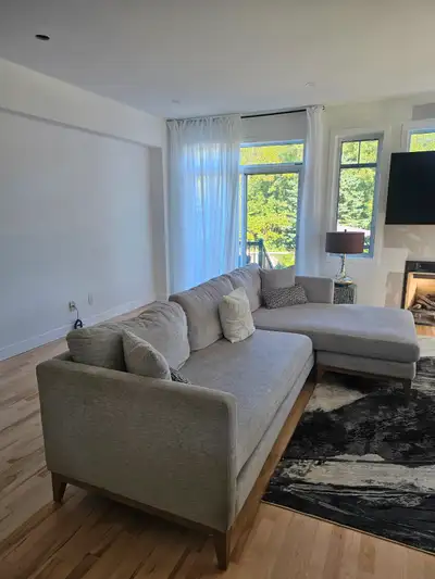 SECTIONAL SOFA W/ REVERSIBLE LEFT OR RIGHT CHAISE /TOTAL COMFORT, View more