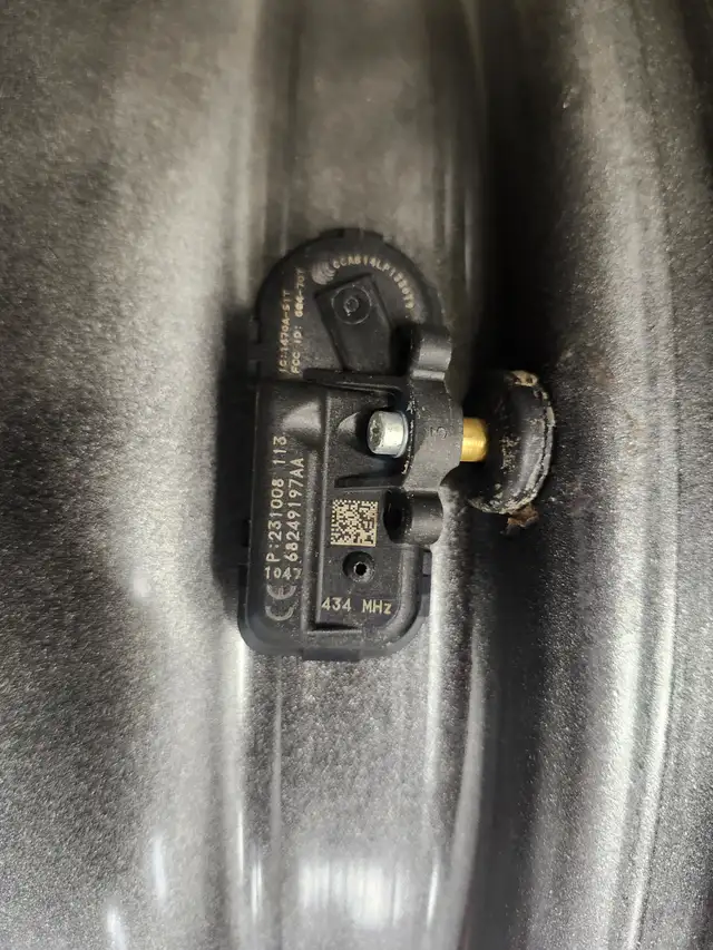 17 inch steel rims with sensors in Tires & Rims in Kitchener / Waterloo - Image 3