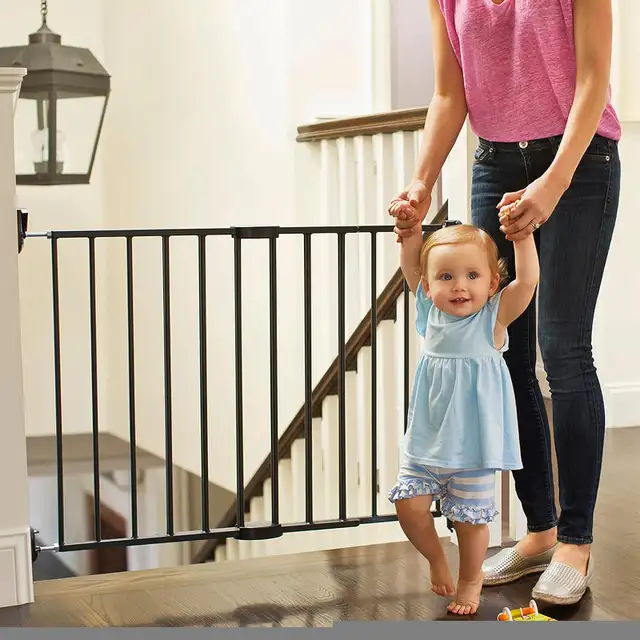 Munchkin Push to Close Hardware Baby Gate, Extends 28.5" to 45" in Gates, Monitors & Safety in Mississauga / Peel Region - Image 6