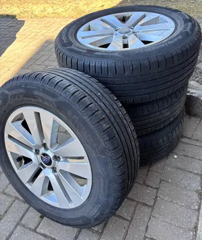 Ensemble de 4 Mag Subaru et 4 pneus d’occasion Nokian Entyre C/S 225/65R17 Jamais de problèmes, acci...