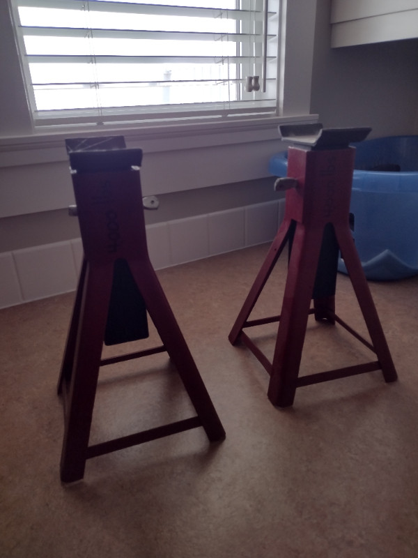 2 TON JACK / AXLE STANDS Ladders & Scaffolding Penticton Kijiji