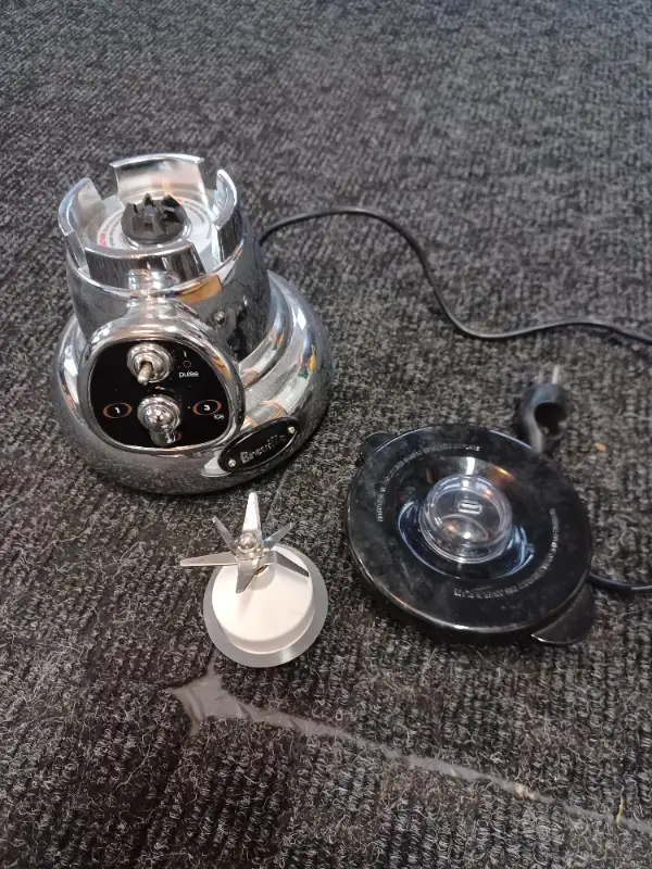 Breville Blender CBL10XL bottom - glass top missing in Processors, Blenders & Juicers in Hamilton - Image 4