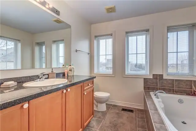 1 bright upstairs Master room- 3 min walk to UOIT in north Oshaw in Room Rentals & Roommates in Oshawa / Durham Region - Image 4