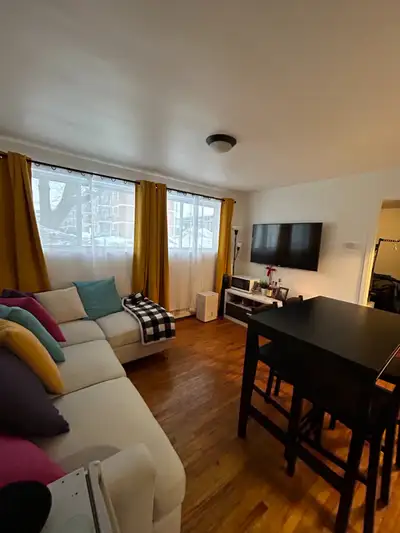 Appartement 3 ½ lumineux, à louer dans un immeuble situé au 3068 rue Lechasseur, dans Saint Foy. Idé...