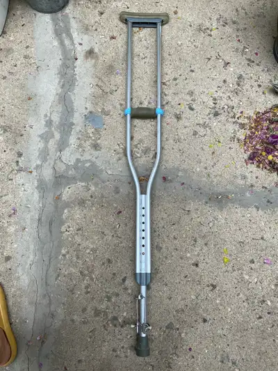 One crutch, adjustable. Has foldable ice pick. Cross posted. Pick up in Douglas Park.