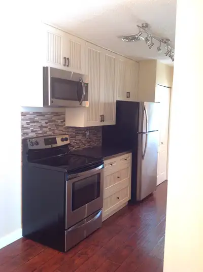 3 beds. 1.5 bath. spacious bright townhouse walk to WEM