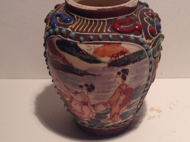 Small Antique Japanese Satsuma Vase in Arts & Collectibles in Vancouver - Image 2