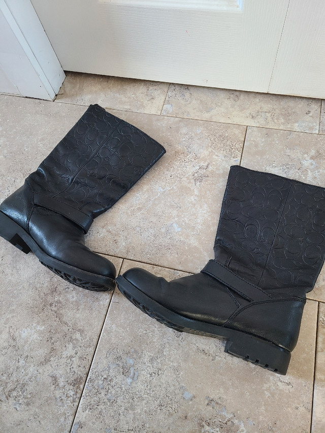 Size 6.5 women boots in Women's - Shoes in Lethbridge - Image 2