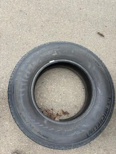 About 70-80 thread left on them. Michelin tires 265/70/R18