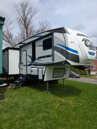 Fifthwheel 2019 Forest River 28.5' Lit Queen, Air climatisé, Auto-level, Foyer électrique, Panneau s...