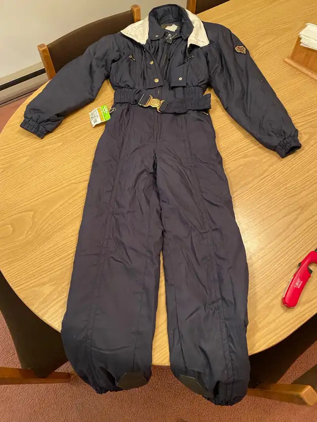 Descente size 10 women’s one piece ski suit in Multi-item in Markham / York Region - Image 3
