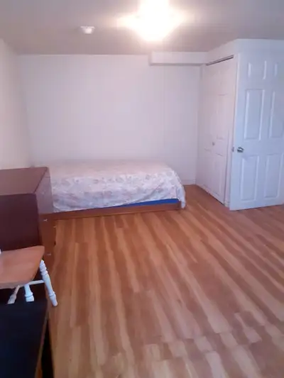 Private room for rent $900, near Kennedy station.