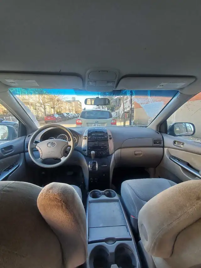 2006 Toyota Sienna in Cars & Trucks in City of Montréal - Image 6