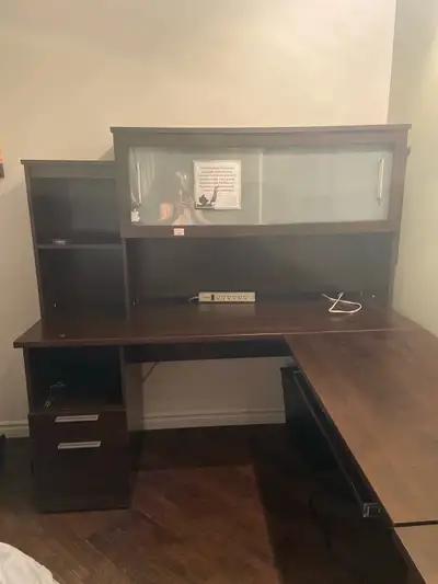 Je vends mon bureau et huche de travail, un ajout pratique et élégant à tout espace de travail à dom...