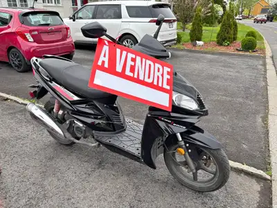 Scooterre voyageur noir bien entretenue