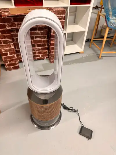 Selling a premium Dyson Purifier Humidify+Cool Formaldehyde (Model PH04) in the elegant White and Go...