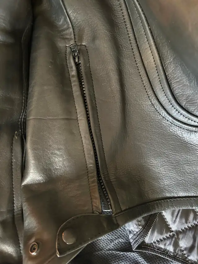 Men’s leather motorcycle jacket with armour in Men's in Lethbridge - Image 7