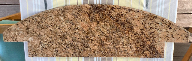 Pièce de granit avec support en érable 12.5 x 42.8 pouces - brun dans Armoires et revêtements de comptoir  à Laval/Rive Nord