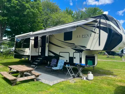 Extremely well maintained 39.4 ft RV with built-in Onan 5.5 propane generator, professionally mounte...