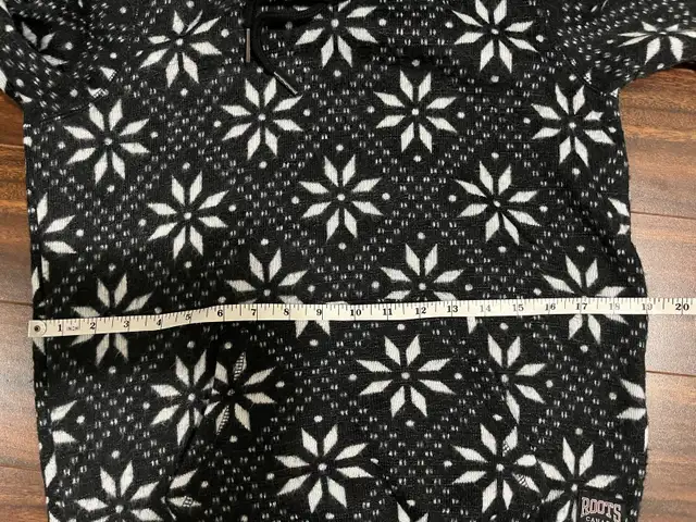 Roots women’s small snowflake hoodie black and white sweatshirt in Women's - Tops & Outerwear in Oshawa / Durham Region - Image 7