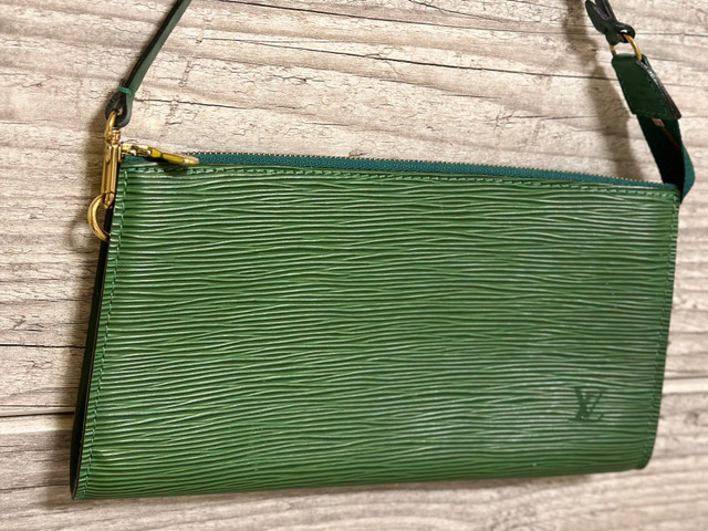 Excellent condition Louis Vuitton Epi Pochette  in Women's - Bags & Wallets in Mississauga / Peel Region