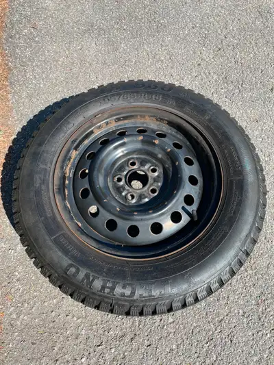 Pneus d'une Toyota Corolla 2010 (ou équivalent) / Tires on a Toyota Corolla 2010 (or equivalent)