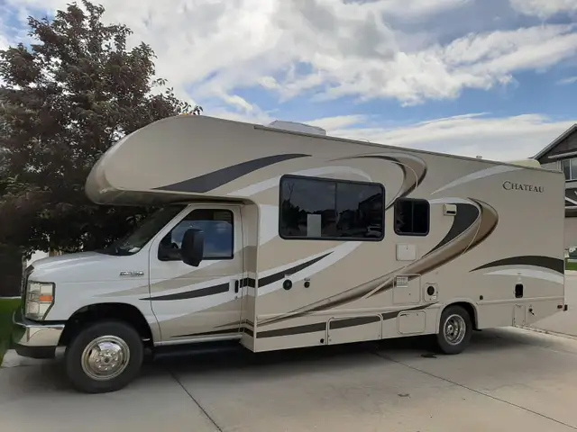 LOW MILAGE 2015 Thor Motor Coach Chateau 26A Class C Motorhome in RVs & Motorhomes in Calgary - Image 4