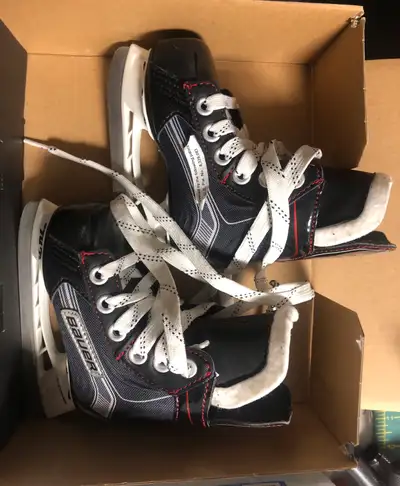 Bauer Vapor X300 BTH17 Model #: 1050549 Size: YTH 8.0 Excellent condition. No trades and deliveries....