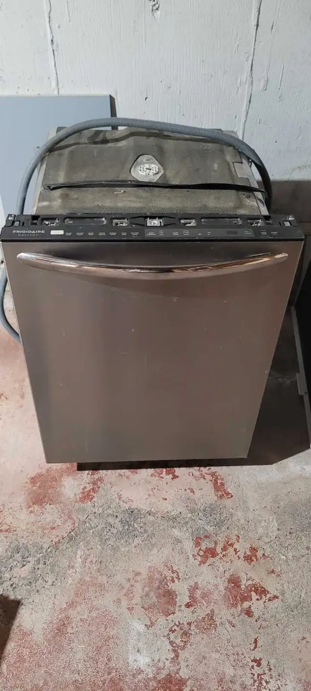 Fridge, washer, dryer, stove, dishwasher. Frigo,laveuse, secheus62863731010435122