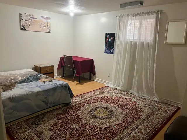 BRIGHT VERY LARGE ROOM NORTH YORK BATHURST AND STEELES NEAR BUS